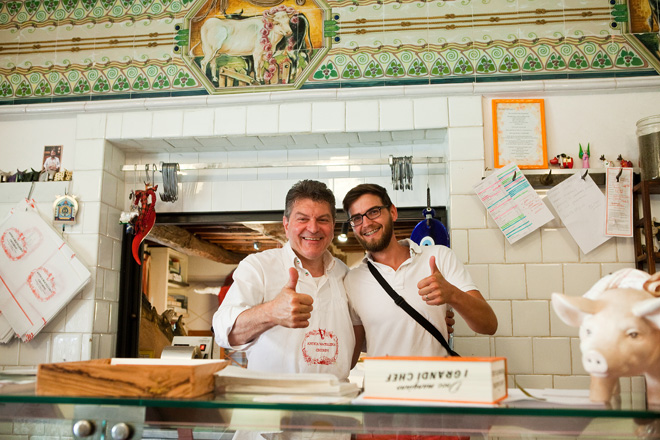 Dario Cecchini bol skutočne ochotný, nielen čo sa rád okolo mäsa týka, ale pokojne aj so mnou zapózoval. Počas celej doby v obchode hrala hlasná rocková hudba.  Je to vážne temperamentný živel