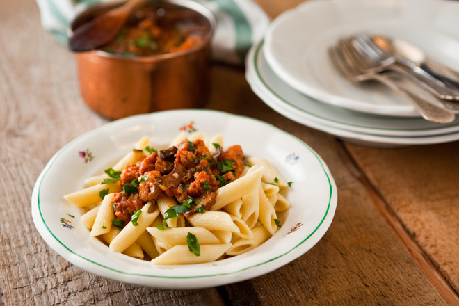 Penne s omáčkou so salsiccie, sušených hríbov a vína