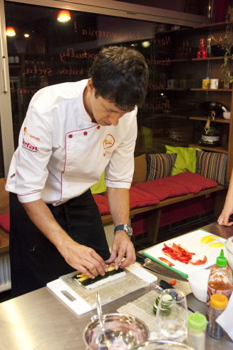 Ukážka rolovania sushi od profíka. Martin pracuje a uči sa u japonského kuchára v Bratislave