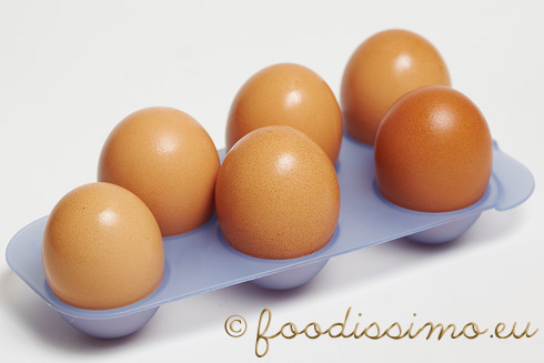 Vajcia uskladnené vo vajíčkovej podložke z chladničky