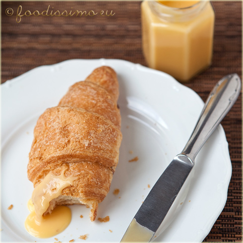 Raňajky s croissantom a domácim grepovo-zázvorovým krémom