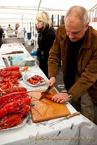 Príprava homárov na grilovanie, potrebné je prasknúť pancier